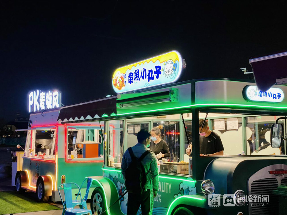 青岛凤凰之声大剧院机车夜市点燃市民夜生活