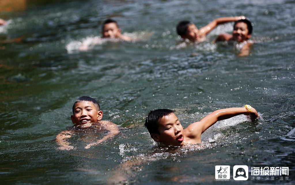 农村小孩下河游泳图片