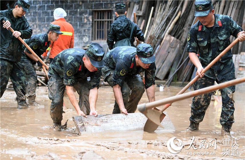 人民日报客户端重庆频道|重庆江津发生山体滑坡 致一处房屋倒塌一人被埋