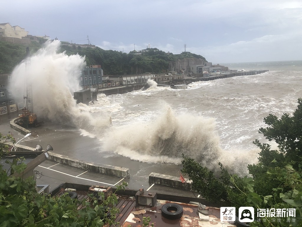 浙江舟山:受台风黑格比影响 海边掀起数十米高海浪