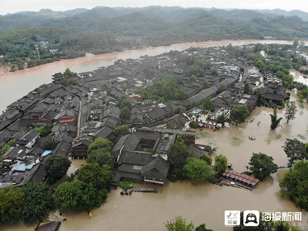 大众报业·海报新闻|成都：暴雨致黄龙溪古镇出现严重内涝