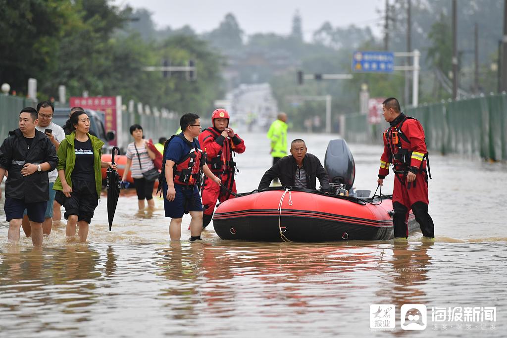 大众报业·海报新闻|成都：暴雨致黄龙溪古镇出现严重内涝