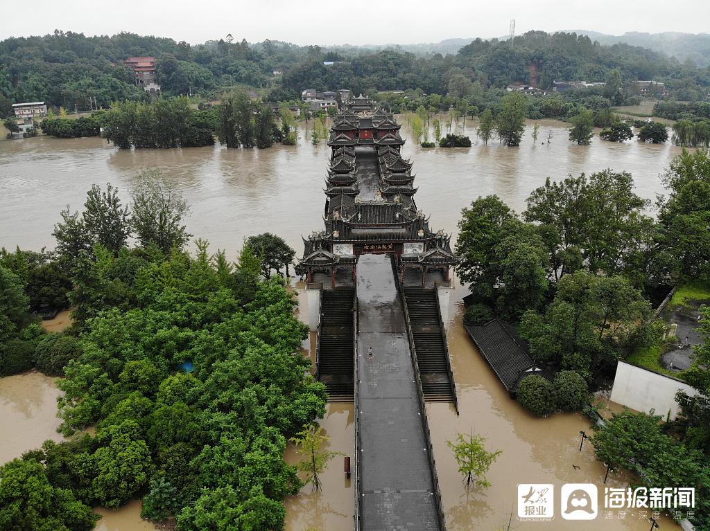 大众报业·海报新闻|成都：暴雨致黄龙溪古镇出现严重内涝