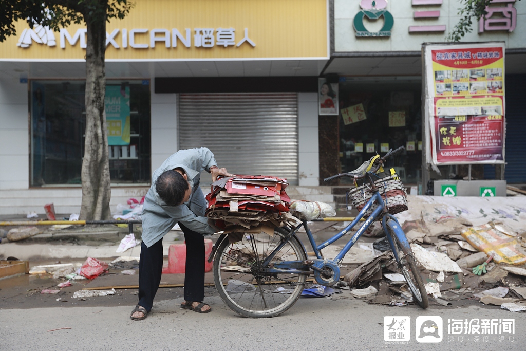 视觉中国|四川乐山：洪水退去 市民进行灾后自救