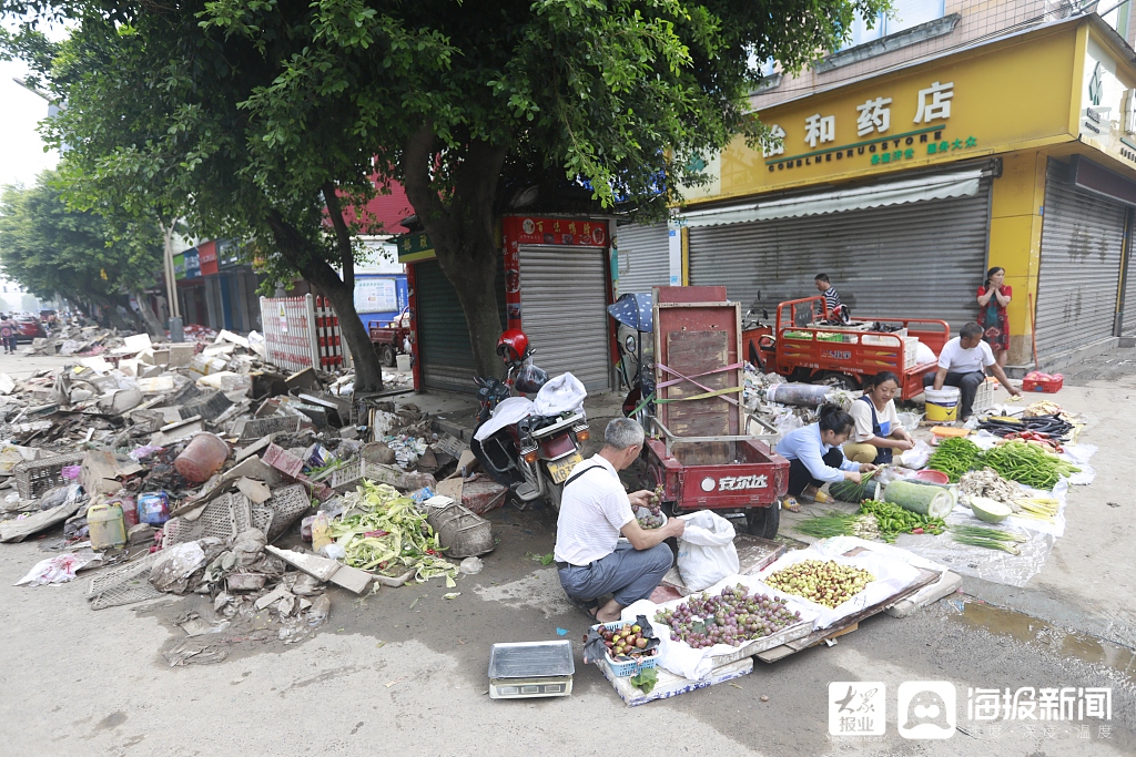 视觉中国|四川乐山：洪水退去 市民进行灾后自救