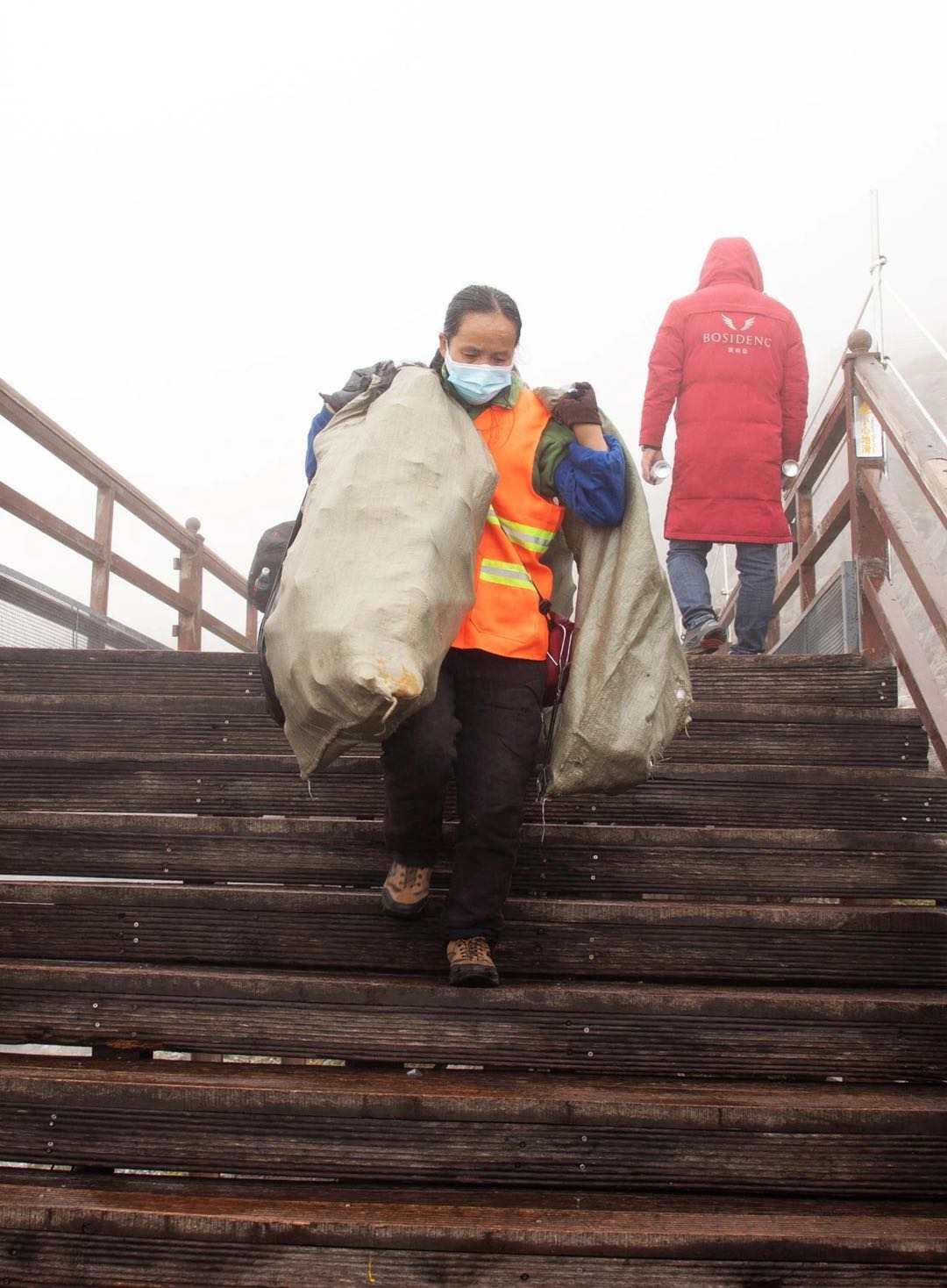 人民日报客户端云南频道|雪山蜘蛛人每天运1吨粪便下山，身后是万丈深渊