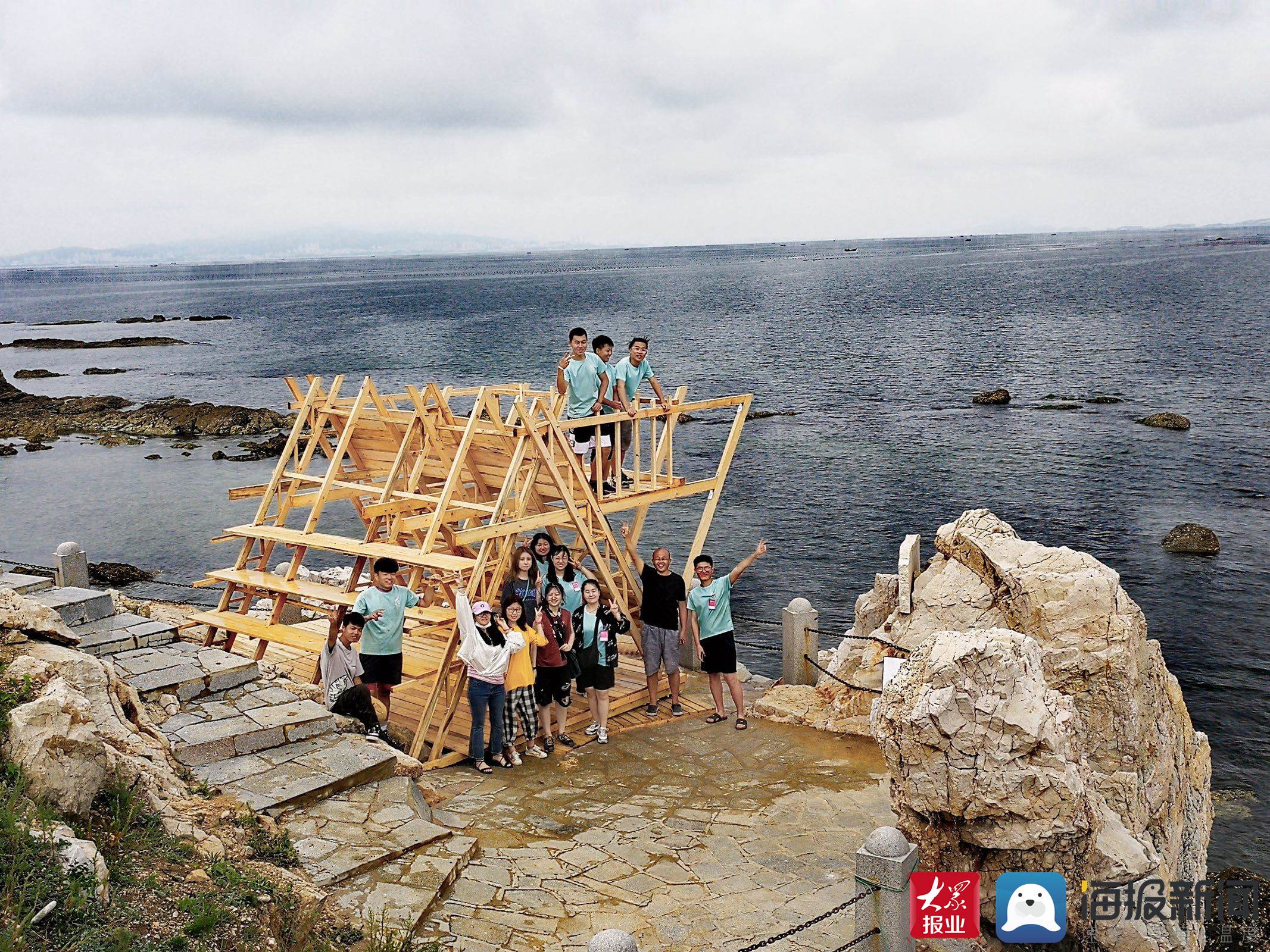 大众报业·海报新闻|4天建成7座奇巧木屋！烟台大学与全省高校小伙伴在网红岛勾勒美丽建筑画卷