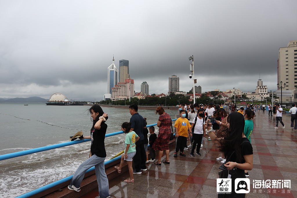 视觉中国|台风“巴威”来袭 青岛海滨大浪滔天