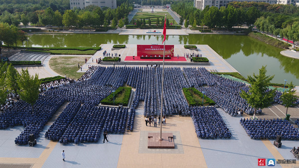 大众报业·海报新闻|“小萌新，为你们点赞！”山东中医药大学举行2020级新生开学典礼