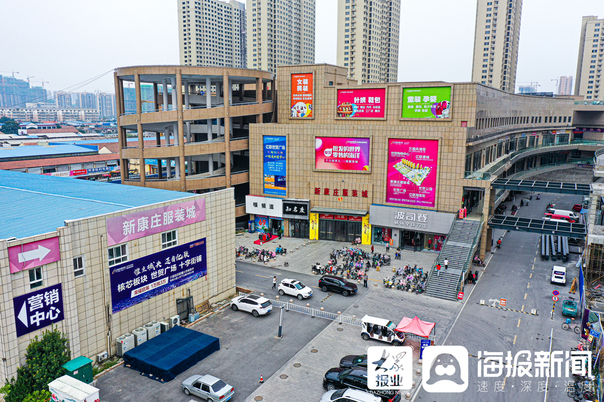 街道两旁商店林立,自清朝起就是菏泽城的商业中心