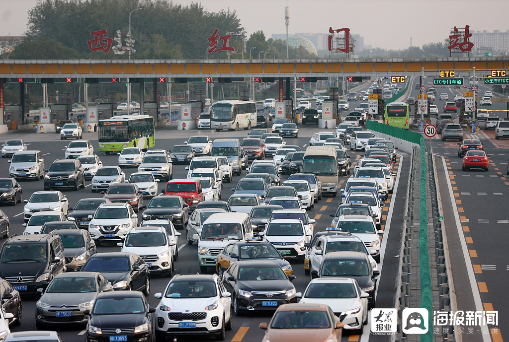 视觉中国|北京京开高速迎返程大军 车流缓慢