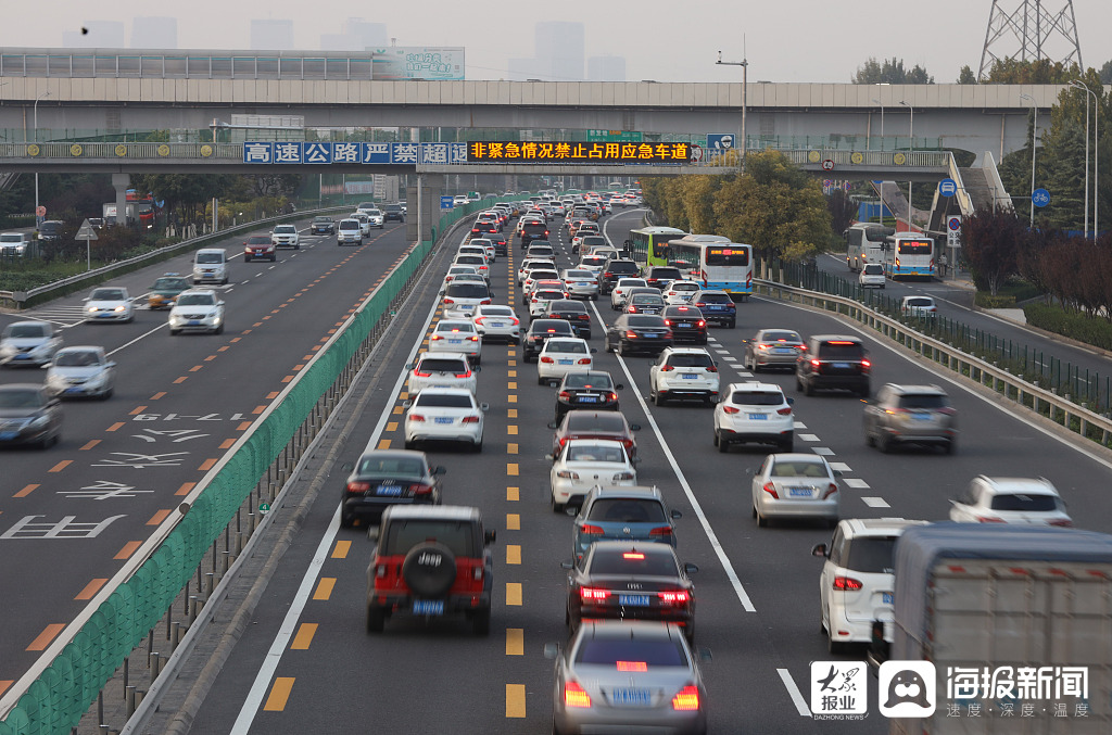 视觉中国|北京京开高速迎返程大军 车流缓慢