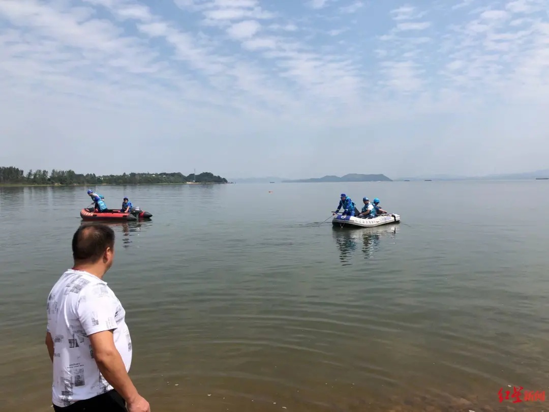 红星新闻|三村民非法捕鱼两人溺亡，家属质疑渔政割船未告知