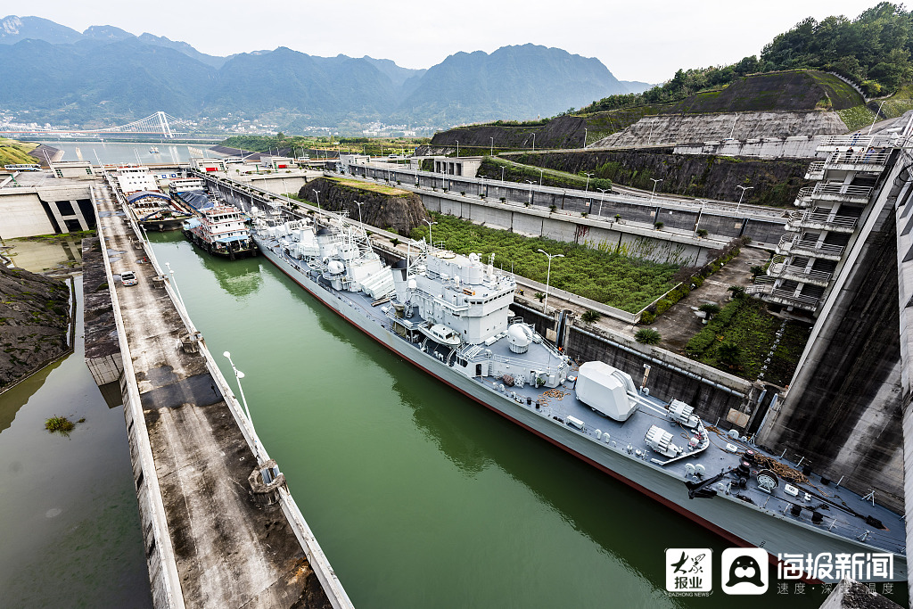 湖北宜昌退役珠海舰通过三峡大坝