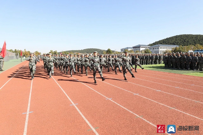 大众报业·海报新闻|济南护理职业学院举行新生军训汇报表演