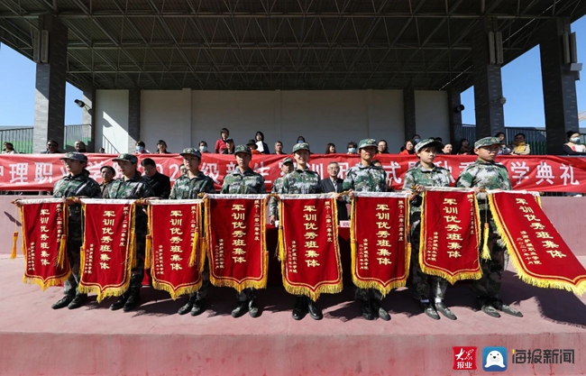 大众报业·海报新闻|济南护理职业学院举行新生军训汇报表演