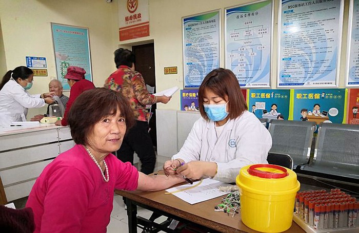 药山街道王炉社区开展老年人健康查体活动