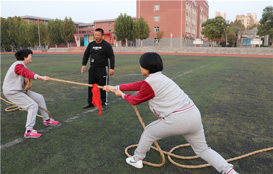 團結就是力量高新一中舉行拔河比賽