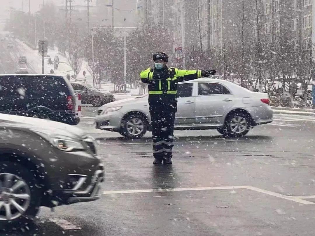 冬天交通警察图片