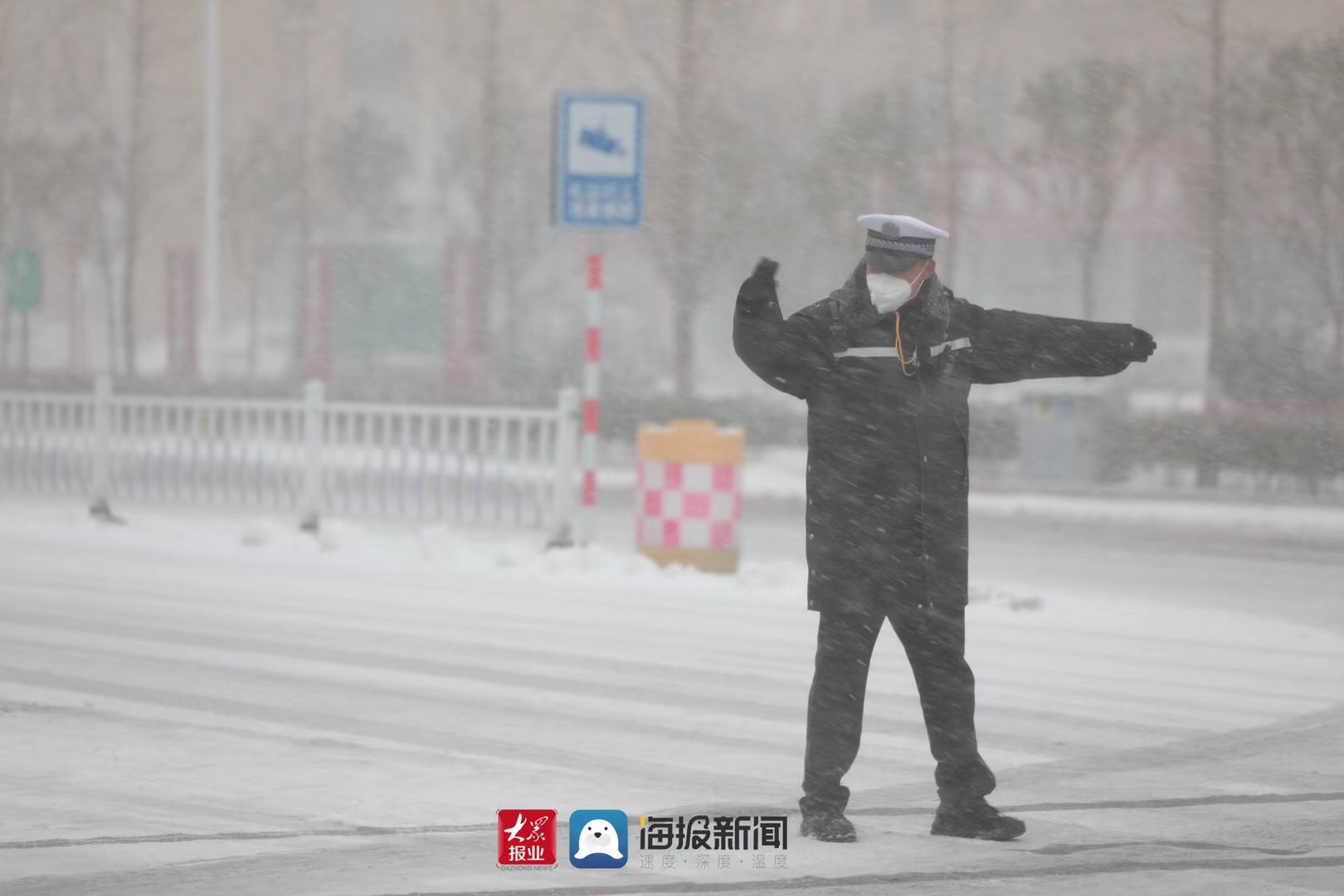 以雪为令!莒县交警雪天执勤保通畅,展现靓丽雪警