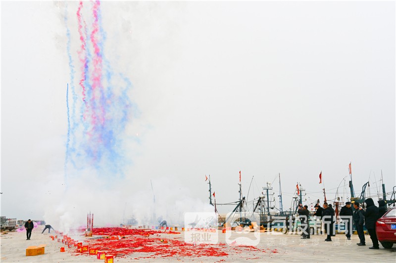 煙臺海陽漁民正月十三祭海祈福 鞭炮陣陣熱鬧賽過春節