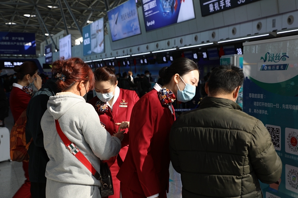 延伸服務空間山航空乘走進候機樓服務旅客