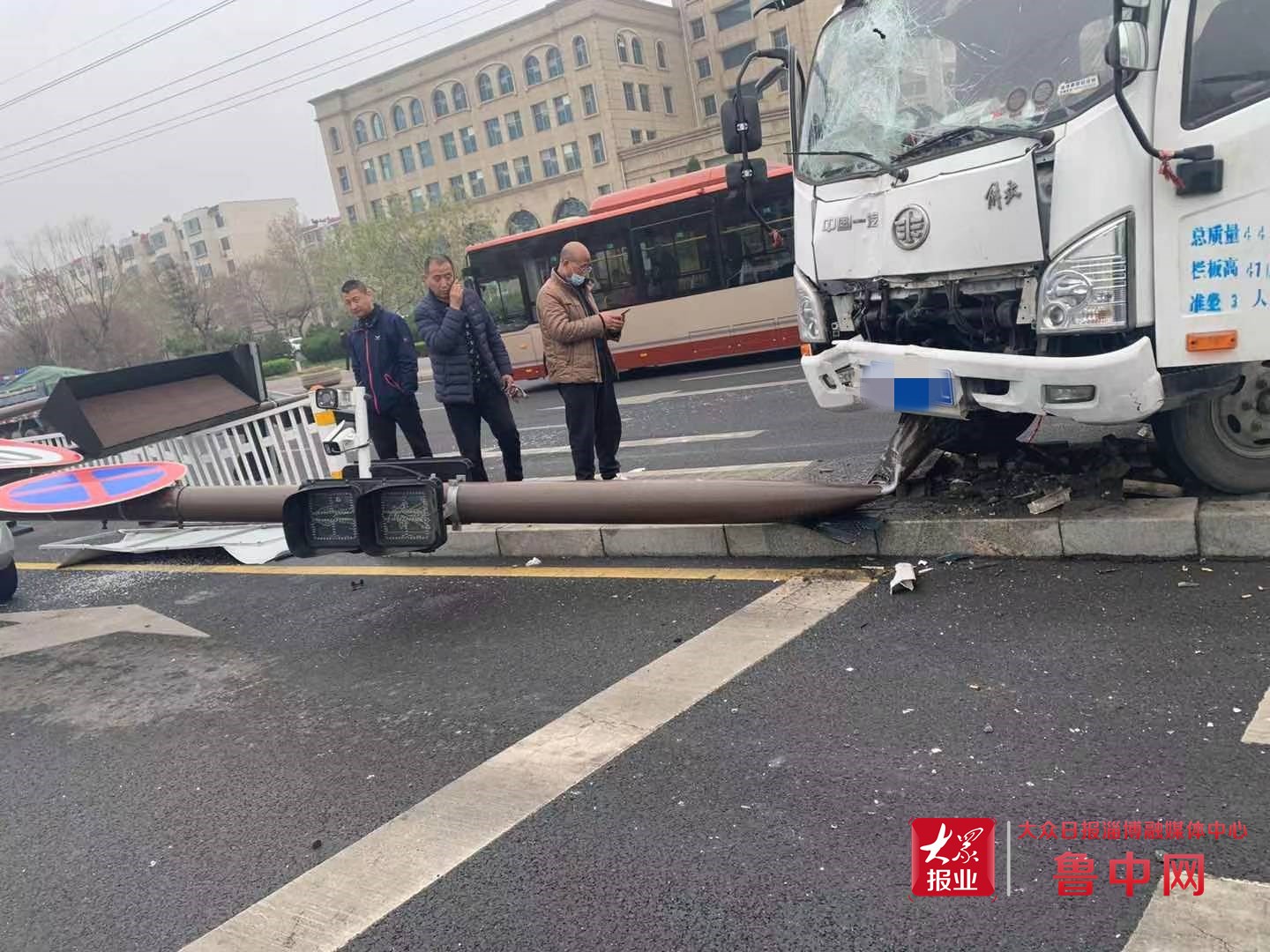 路線バス2台と乗用車が絡む事故 1人死亡 横浜・桜木町 - 産経ニュース