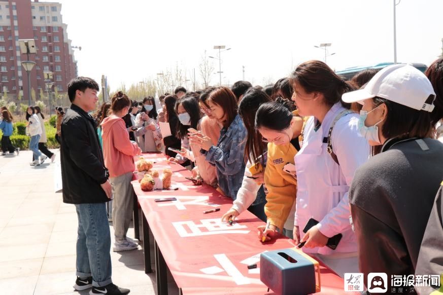 志愿者向同学们宣传基本心理健康知识和常用的心理保健技巧,引导学生