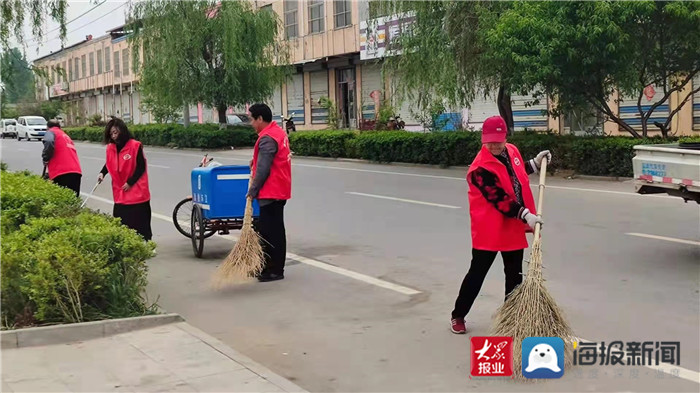 高庄村群众进行环境卫生清理(胡永丽 供图)