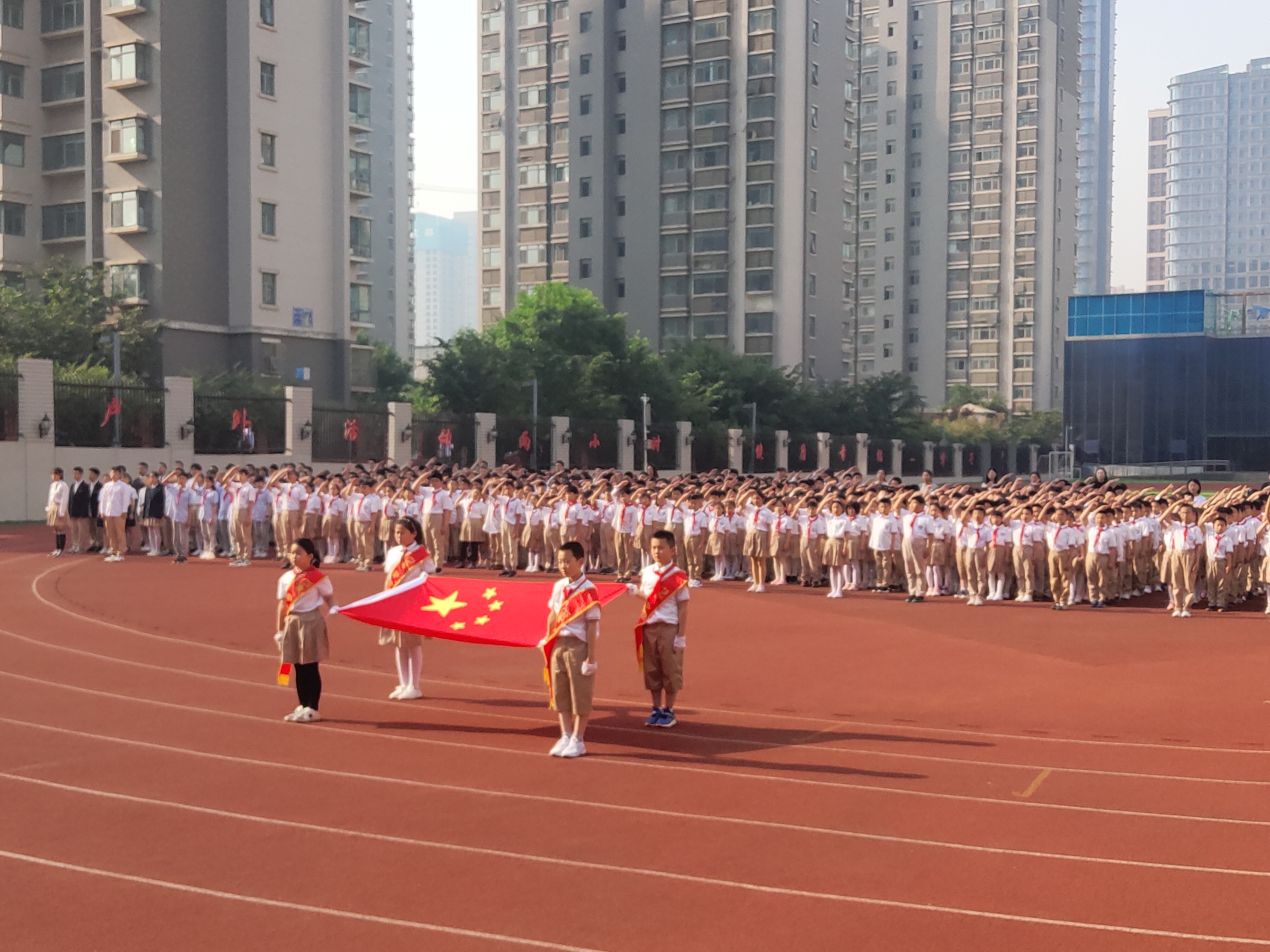 伯樂實驗學校舉行紅領巾心向黨我們在陽光下成長主題升旗儀式