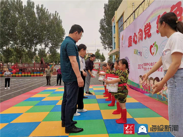 相關負責同志到堽城鎮中心幼兒園,堽城裡幼兒園為