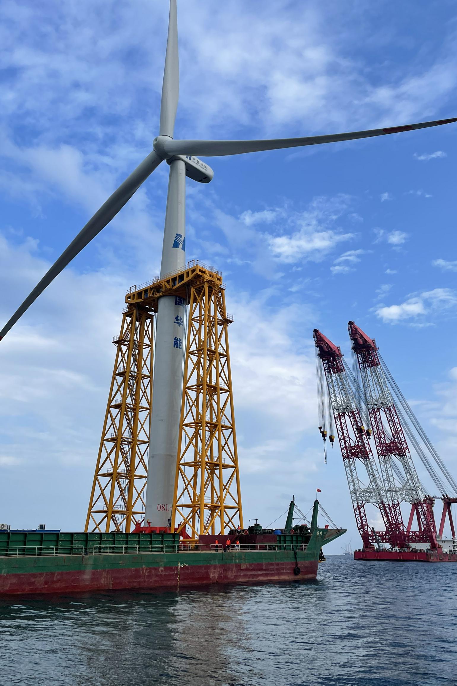 山东半岛海上风电项目完成首台风机整体吊装