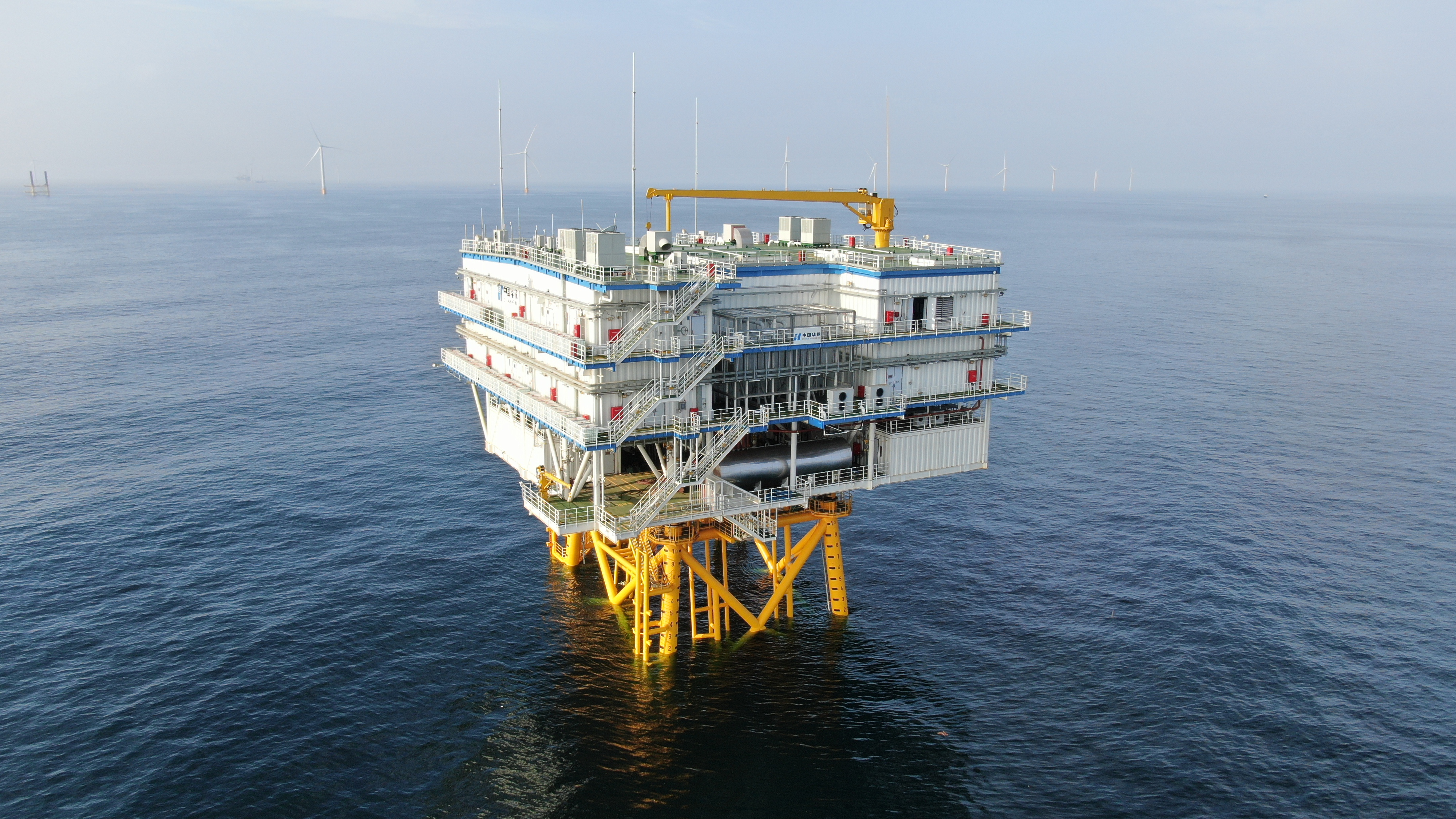 华能山东半岛南4号海上风电项目海上升压站顺利完成吊装