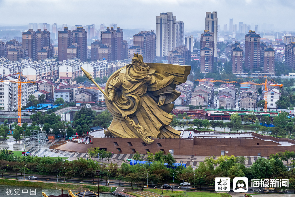 從此前通報看,湖北省荊州市在古城歷史城區範圍內建設的巨型關公雕 