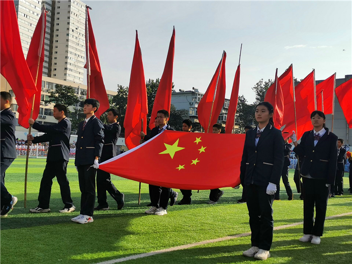 乐鱼网站绽放青春活动力 泉城中学举行2021年秋季运动会(图1)