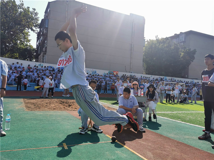 乐鱼网站绽放青春活动力 泉城中学举行2021年秋季运动会(图4)