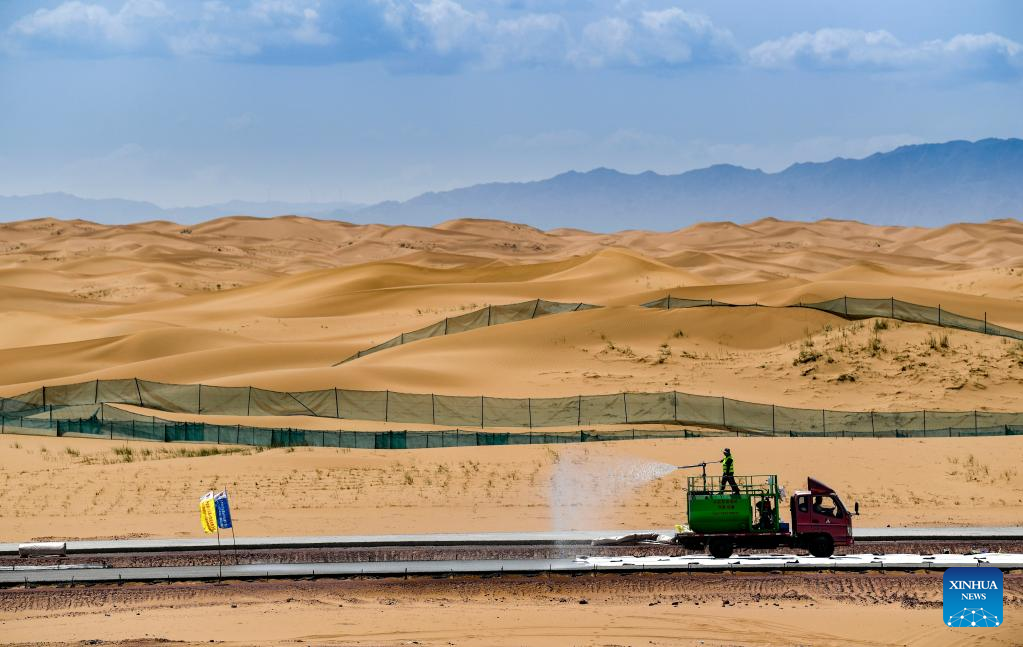 Западный китай. Нинся (Ningxia) пустыня. Пустыня тэнгэр. Чжунвэй.