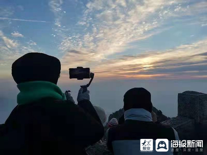 泰山科技學院學子泰山山頂舉行新年日出直播活動