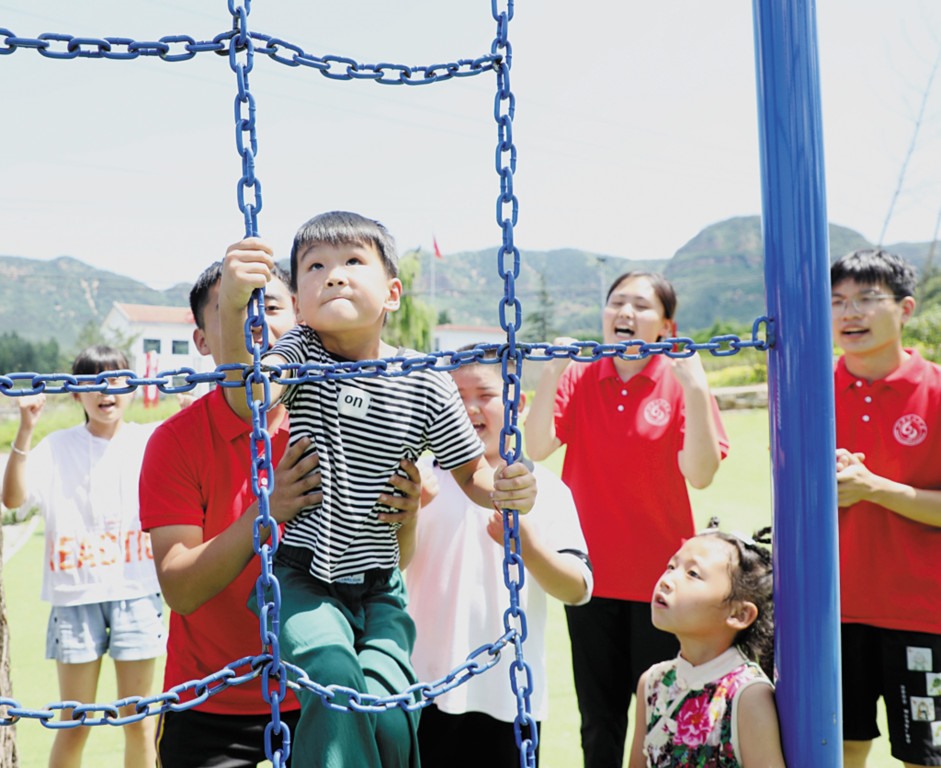 山东理工大学志愿者公益支教 陪伴沂蒙山村留守儿童快乐度暑假