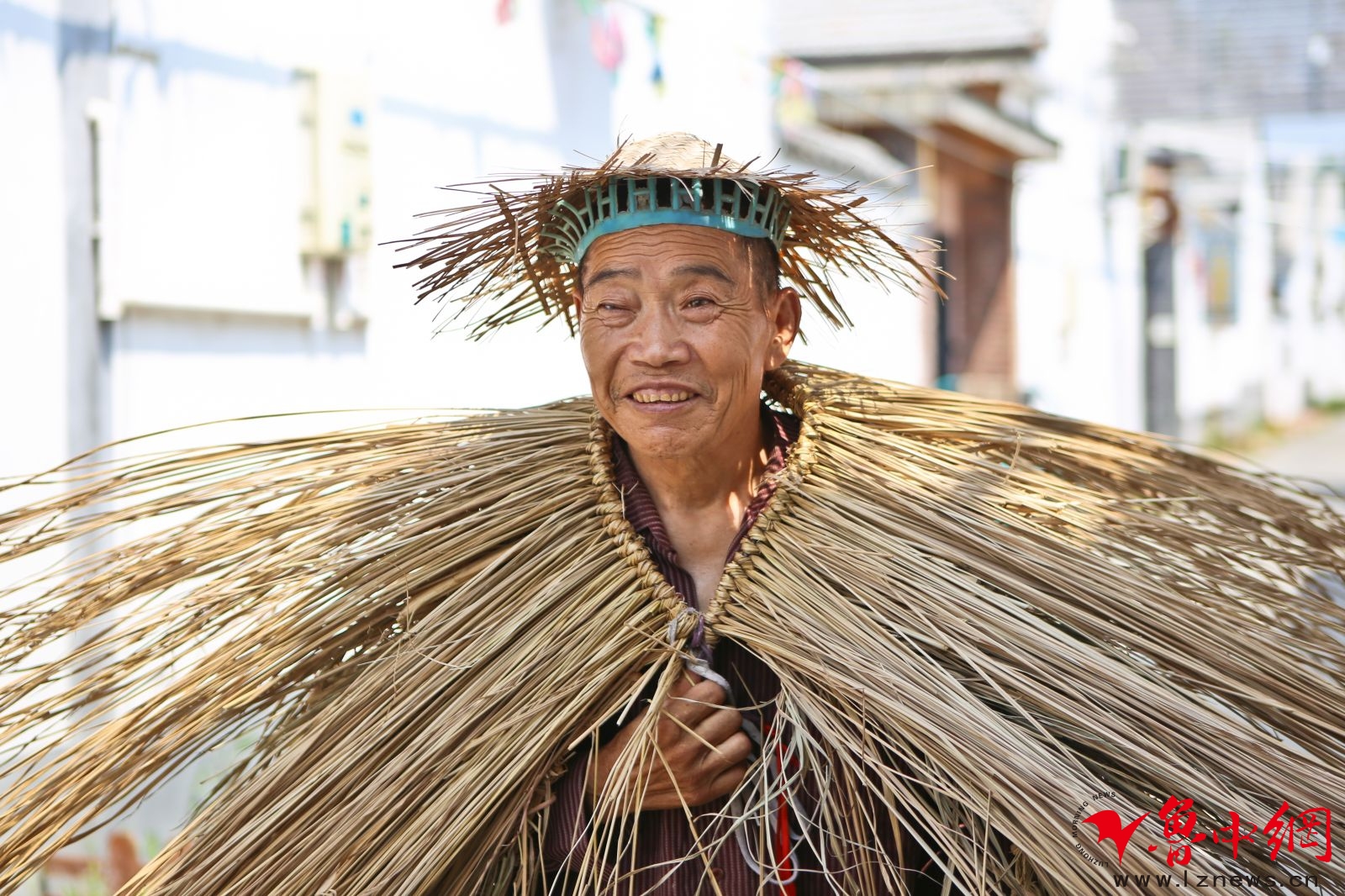 大河水乡焕新生丨一蓑烟雨度平生 年近七旬老人手编蓑衣留住乡愁