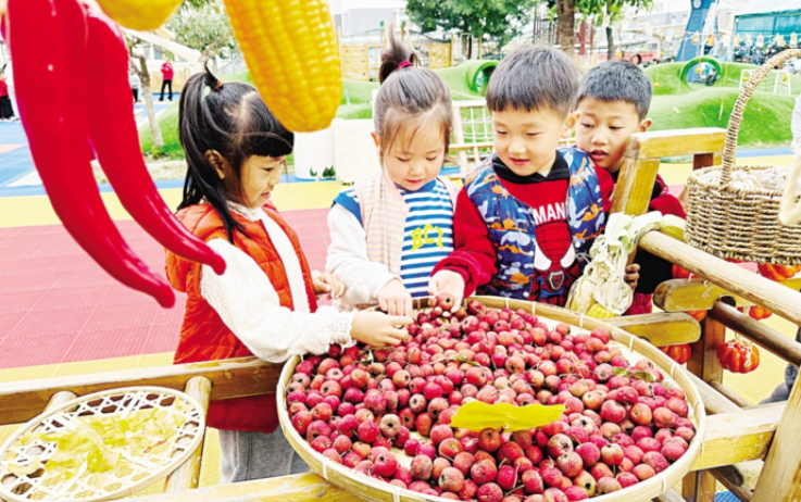 把秋天“搬”到青州市东城幼儿园