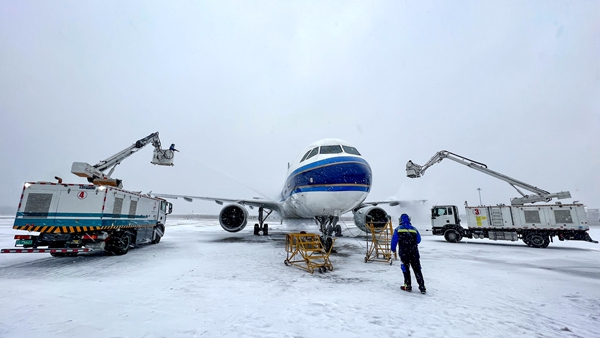 济南国际机场：迎战风雪守安全 齐心协力保畅通