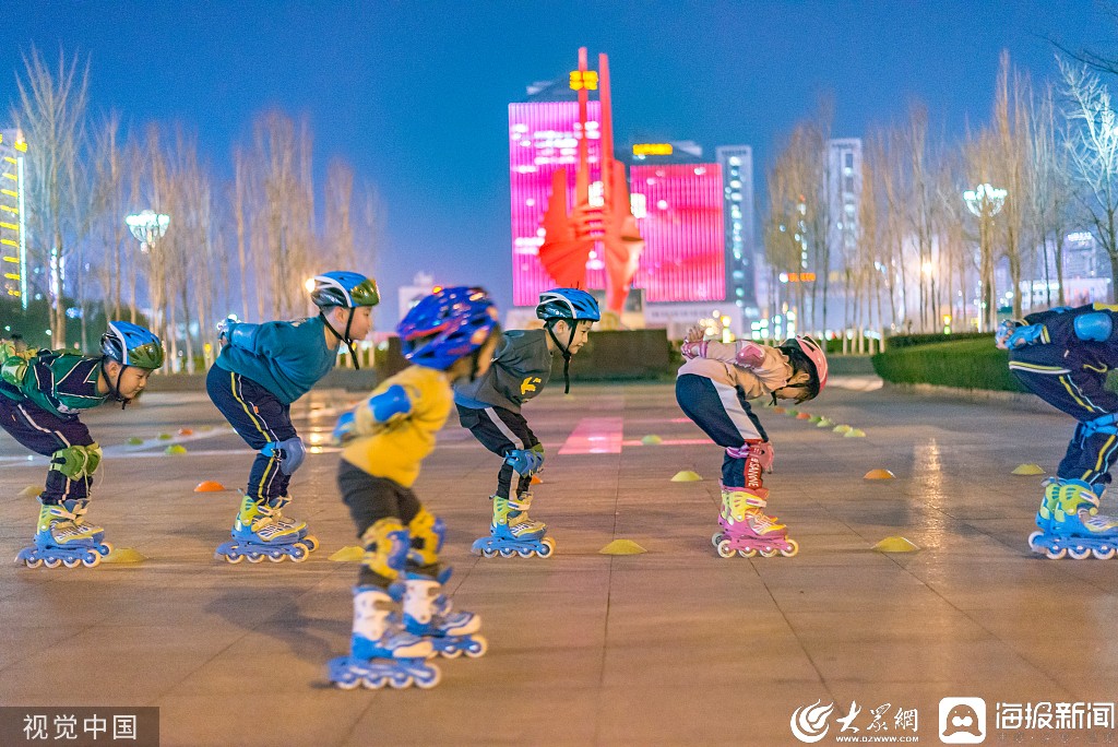 临沂青少年广场上练习轮滑