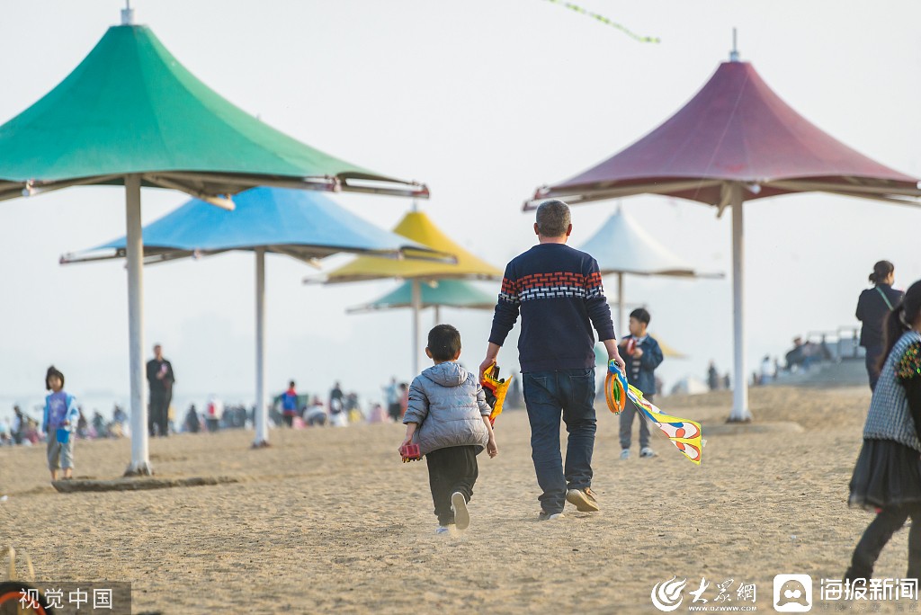 近日,臨沂氣溫回暖,市民在沂河陽光沙灘露營,遊玩.