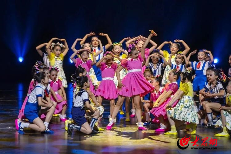 青岛市少年宫原创作品《上街里啦！》在第十四届“小飞天”奖儿童舞蹈大赛荣获一等奖