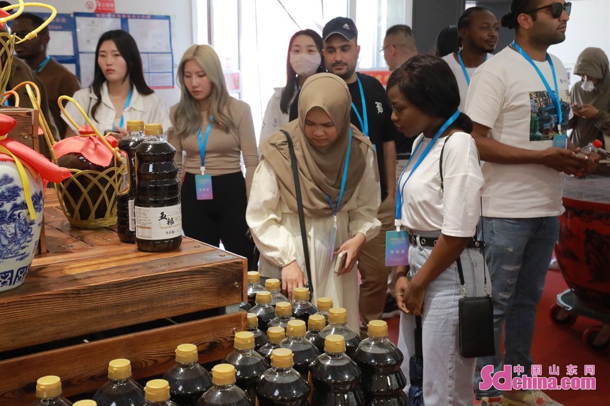 国際学生は徳州を訪れ、古法醤油・酢醸造技術を体験