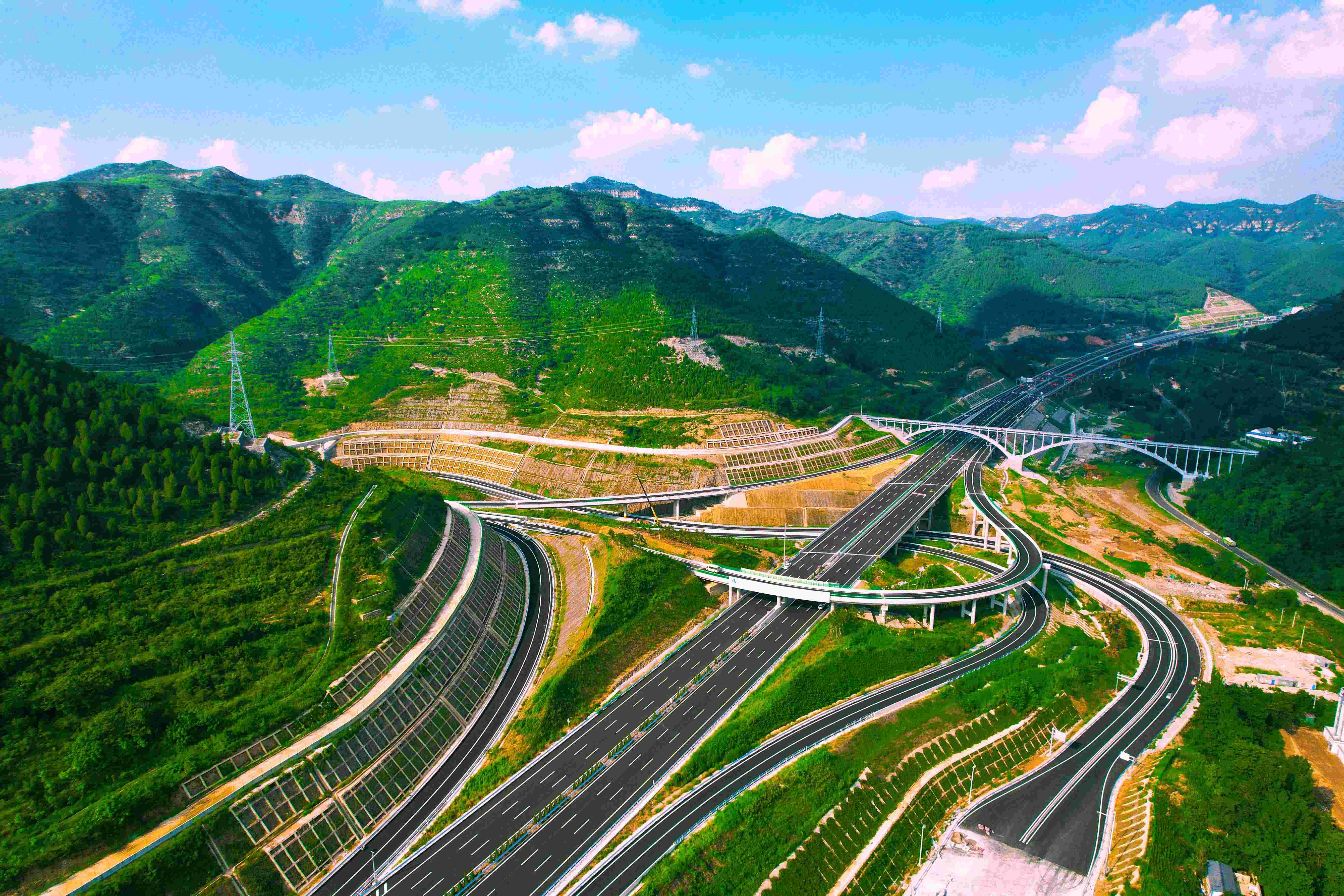 山东高速集团投资建设的济南至潍坊高速公路济南绕城东二环至长深段