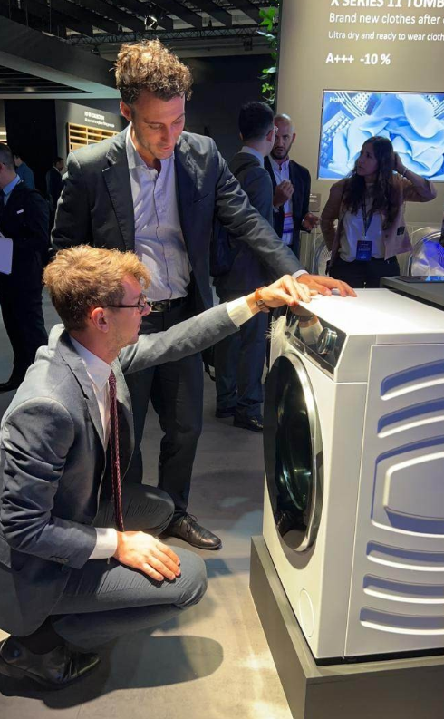 海尔洗衣机“换新风”科技吹进了IFA：能向外吹风、会自动换气