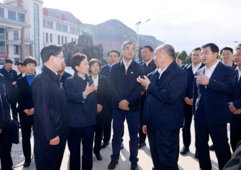 在甘肅期間,山東省黨政代表團來到臨夏州永靖縣,走進劉家峽鎮城北新村