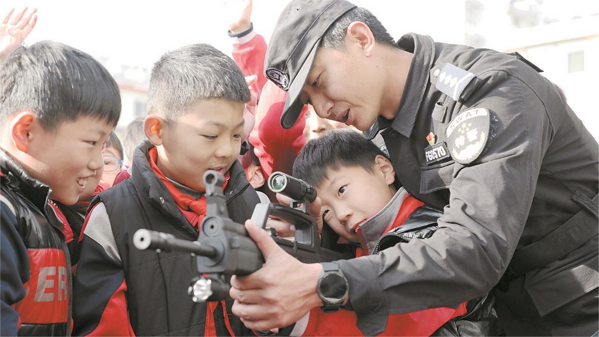 沂南县第六实验小学：参观特警训练，体验警营生活